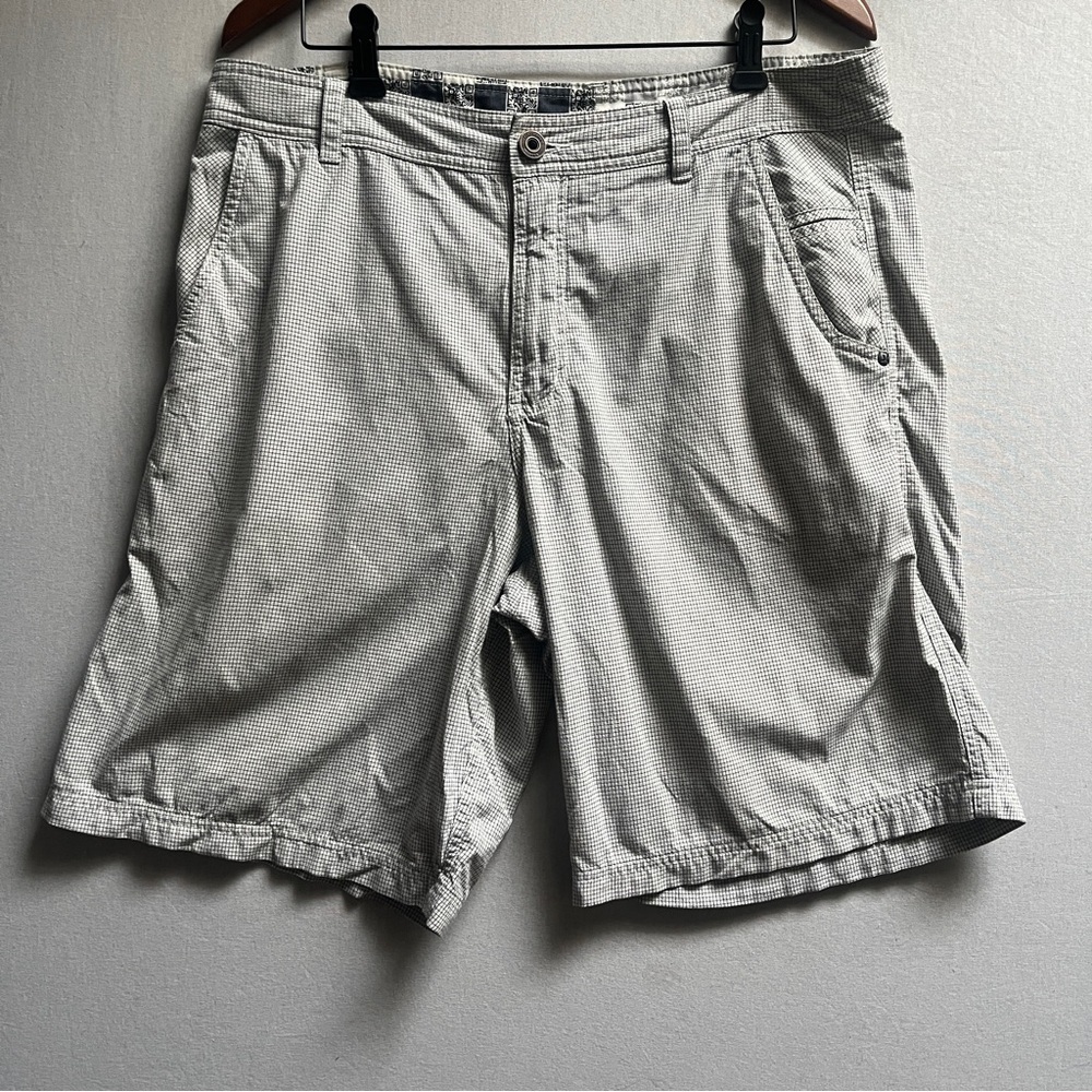 Lululemon Athletica Flat front Men's Gray Casual Golf Shorts Sz 36